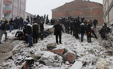 Socorristas realizam resgate em escombros de um edifício, em Malatya, Turquia