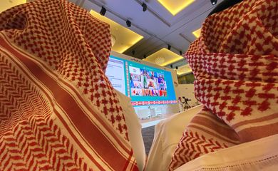 O rei saudita Salman fala na 15ª Cúpula Anual dos Líderes do G20 em Riade