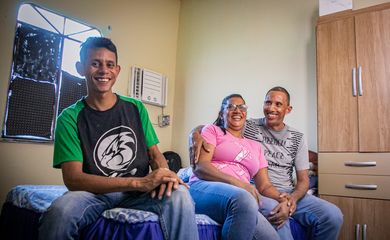 O venezuelano Aldrix Llovera com seu filho Alexis e sua esposa Miriam