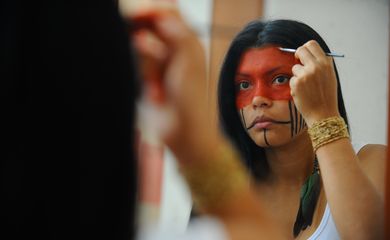 Rio de Janeiro - A jovem Zahy Guajajara acredita que manter a língua nativa é uma forma de voltar às raízes e afirmar identidade