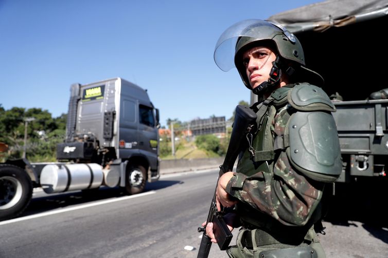 Exército e PRF desmobilizam caminhoneiros na Rodovia Régis Bittencourt, em São Paulo