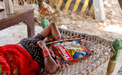 A trabalhadora agrícola Khilona, ​​de 50 anos, dorme em cama com leque feito à mão sob um galpão em sua casa, nas planícies aluviais de Yamuna, em um dia quente de verão durante onda de calor 
30/05/2024
REUTERS/Anushree Fadnavis