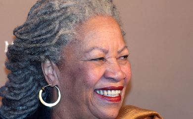  Toni Morrison smiles as she arrives at Rolex's Mentor and Protege gala, November 10, 2003 in New York.  REUTERS/Stephen Chernin/File Photo