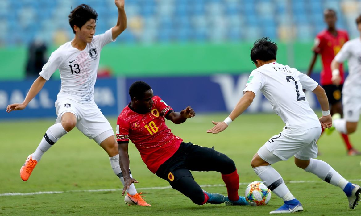 GOIANIA, BRAZIL - NOVEMBER 05: Zito #10 of Angola challenges Ryunseong Kim #13 of Korea Republic during the FIFA U-17 World Cup Brazil 2019