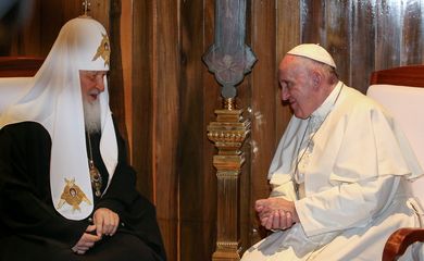 Papa Francisco e o líder da Igreja Ortodoxa Russa, Cirilo I, se reúnem pela primeira vez na história, em Havana (Agência Lusa/Direitos Reservados)