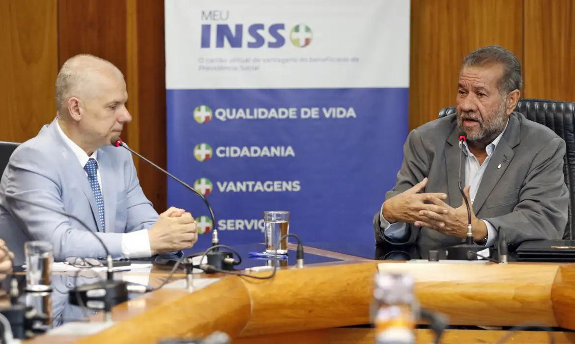 Brasília (DF), 28/11/2024 - O ministro da Previdência Social, Carlos Lupi, e o presidente do Instituto Nacional do Seguro Social (INSS), Alessandro Stefanutto, falam durante lançamento do cartão Meu INSS Vale+. Foto: Bruno Peres/Agência Brasil