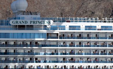 O navio de cruzeiro Grand Princess que transporta passageiros com teste positivo para coronavírus passa pela ponte Golden Gate em San Francisco