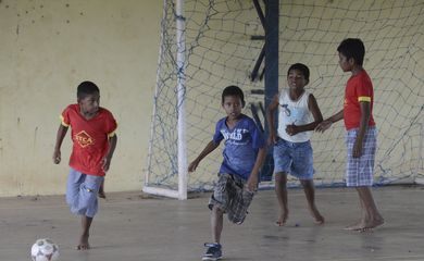 Cuiabá - Crianças fazem atividades na Escola Estadual Professora Tereza Conceição de Arruda, na comunidade do Quilombo Mata Cavalo (Antonio Cruz/Agência Brasil)