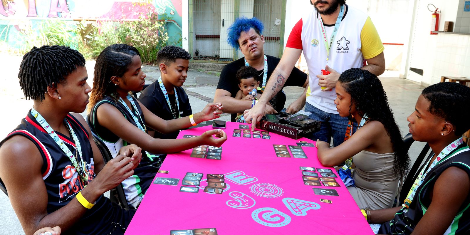 Composição realista do clube de pôquer com cartas caindo