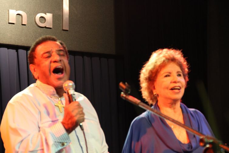 Agnaldo Timóteo foi um dos convidados da edição de comemoração de 40 anos do programa Alô Daisy; o cantor sempre marcou presença no programa da Nacional