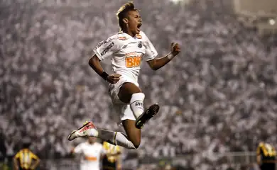 Neymar celebra gol do Santos na Copa Libertadores 
 22/6/2011    REUTERS/Nacho Doce