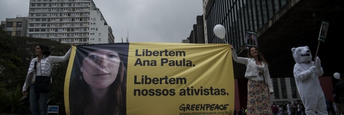 Greenpeace realiza protesto no vão-livre do Museu de Arte de São Paulo (Masp) para pedir a libertação da ativista Ana Paula Maciel, indiciada por pirataria durante protesto na Rússia