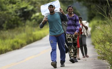 Grupo de imigrantes venezuelanos percorre a pé o trecho de 215 km entre as cidades de Pacaraima e Boa Vista.