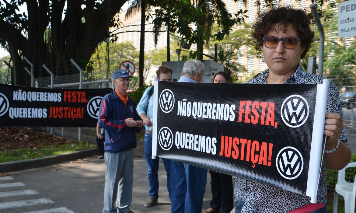 São Bernardo do Campo (SP) - Ex-funcionários da Volkswagen, que foram perseguidos durante a ditadura militar, protestam em frente à empresa durante a divulgação de relatório sobre a atuação da montadora durante o regime militar.