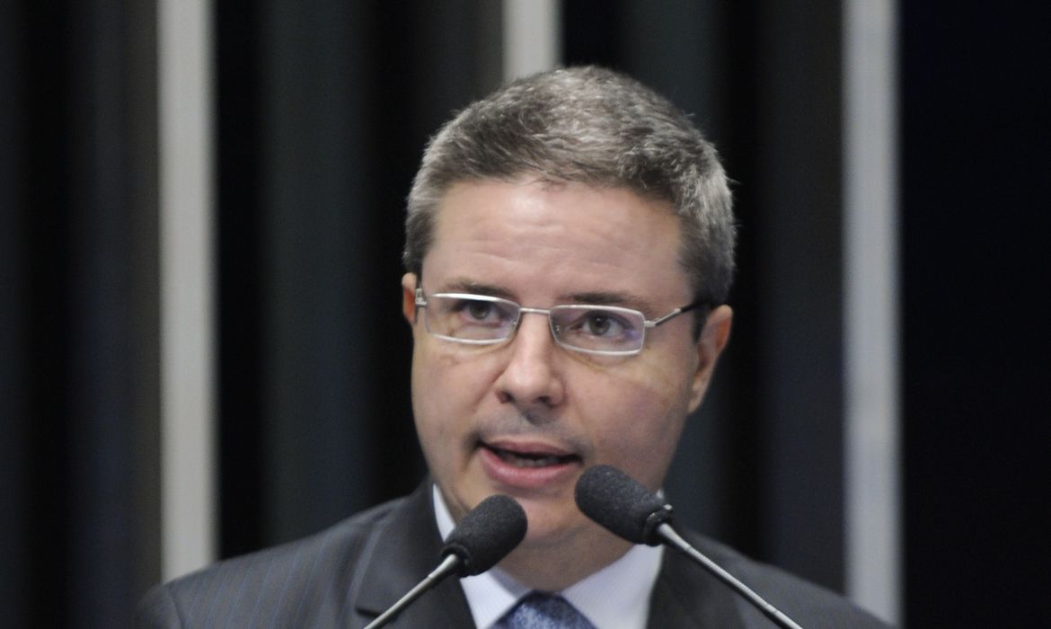 Senador Antonio Anastasia (PSDB-MG) discursa na tribuna do Plenário onde comentou a inclusão de seu nome no inquérito da Operação Lava-Jato (Moreira Mariz/Agência Senado)