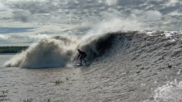 26/09/2023, SERGIO LAUS SURFANDO NA POROROCA. Foto: @pororocatur