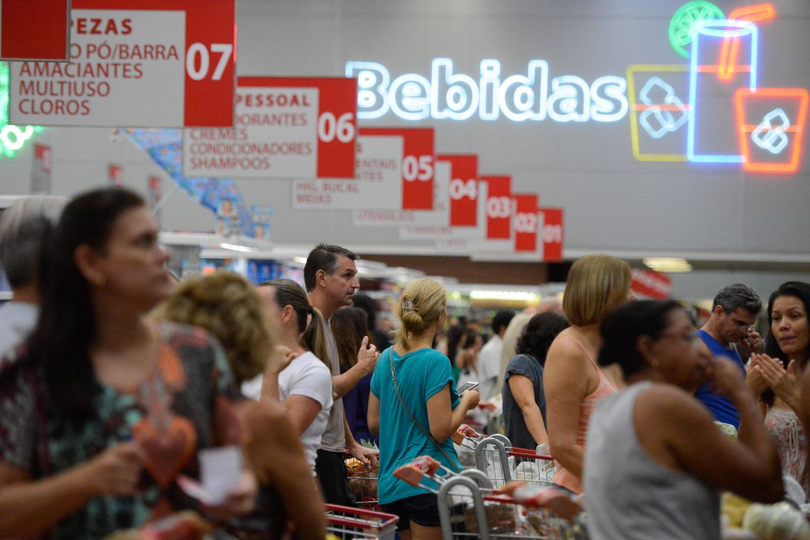 Vitória (ES) - Supermercados lotados com filas nos caixas e na entrada funcionam com horário reduzido (Tânia Rêgo/Agência Brasil)