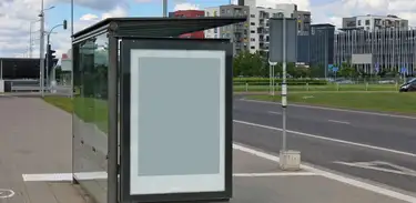 Painel eletrônico em ponto de ônibus