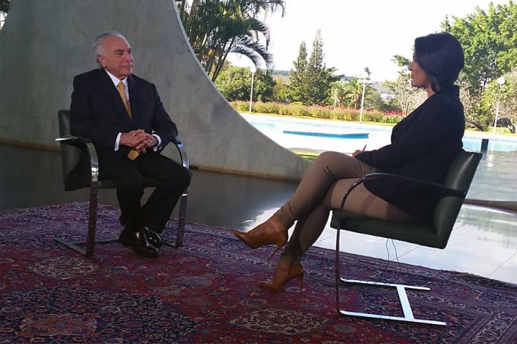O presidente Michel Temer concede entrevista à jornalista Roseann Kennedy, no programa Nos Corredores do Poder, da TV Brasil