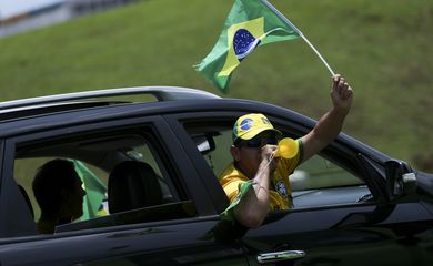 Apoiadores do candidato à Presidência da República, Jair Bolsonaro fazem carreata na região central de Brasília.