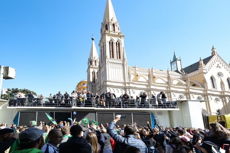 O presidente Jair Bolsonaro participou neste sábado (21), em Curitiba, da Marcha para Jesus. O evento organizado por grupos evangélicos voltou a ser realizado na capital paranaense após dois anos