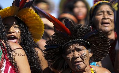 Indígenas de todo o país realizam marcha pela demarcação de terras e a garantia de seus direitos, na Esplanada dos Ministérios, como parte da programação do Acampamento Terra Livre.