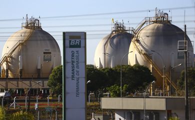 Reservatórios de combustíveis da transpetro, em Brasília.