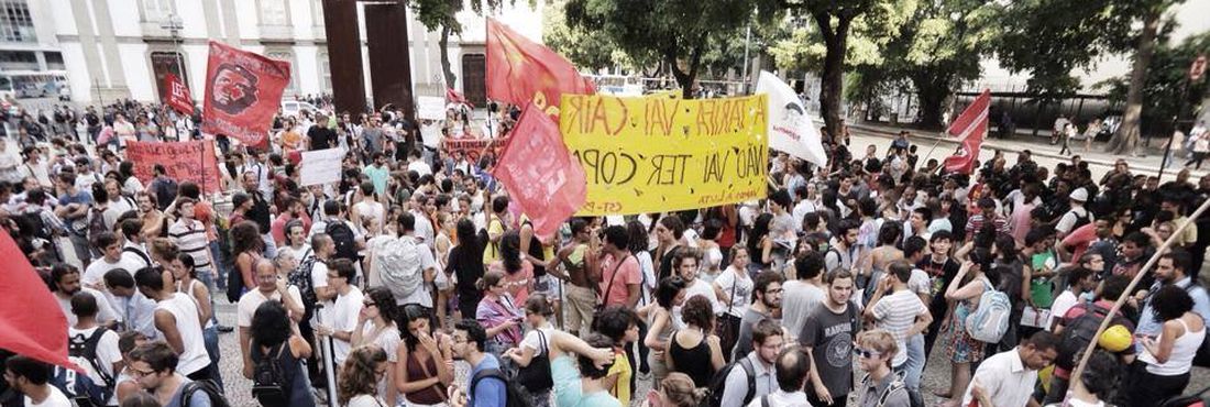 Manifestantes protestam contra aumento de passagens no centro do Rio