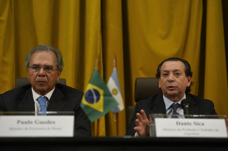  O ministro da Economia do Brasil, Paulo Guedes, e o ministro de Produção e Trabalho da Argentina, Dante Sica, concedem entrevista coletiva.