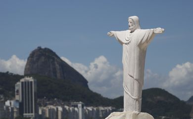  Escultura do Cristo Redentor na praia de Copacabana. 