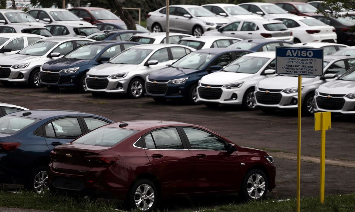 Carros novos em pátio de fábrica da General Motors em São José dos Campos (SP)