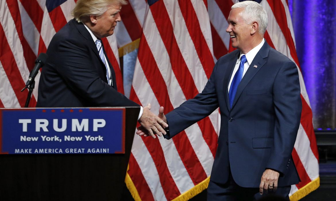 O candidato republicano Donald Trump apresenta o vice, Mike Pence, na chapa que disputará as eleições norte-americanas (Agência Lusa/EPA/Jason Szenes/Direitos Reservados)

