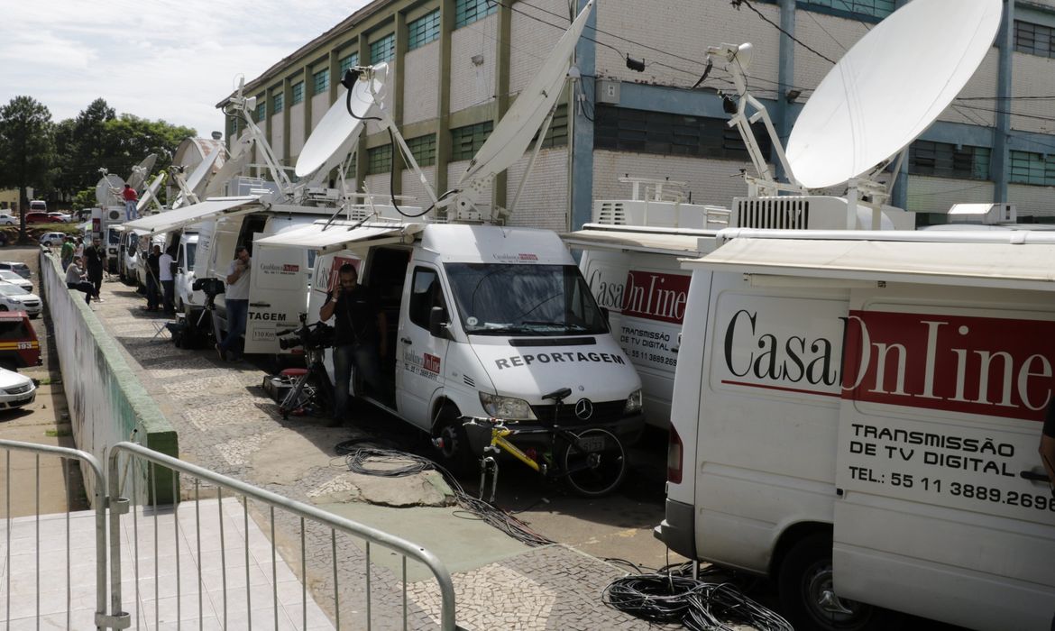 Carros de transmissão de televisão se preparam para cobertura de velório coletivo das vítimas do acidente com avião da Chapecoense, em Chapecó