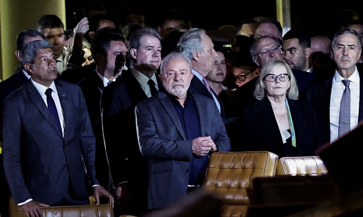Lula e governadores atravessam a Praça dos Três Poderes caminhando.