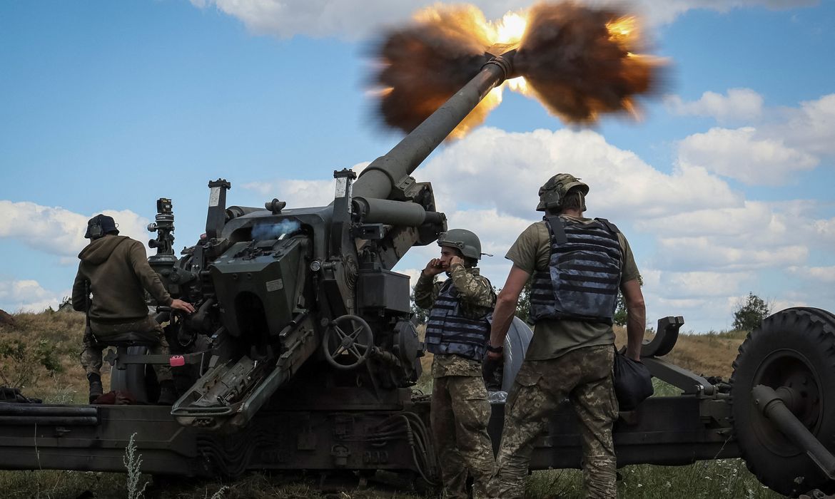 Tropas ucranianas disparam artilharia durante invasão russa na região ucraniana de Donbas