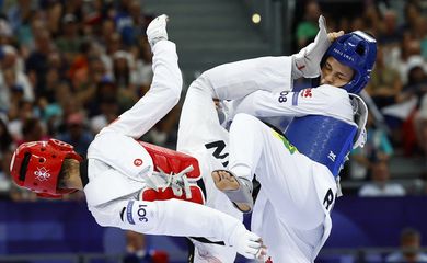 Paris 2024 Olympics - Taekwondo - Women -57kg Quarterfinal - Grand Palais, Paris, France - August 08, 2024.
Maria Clara Pacheco of Brazil in action with Zongshi Luo of China. REUTERS/Albert Gea