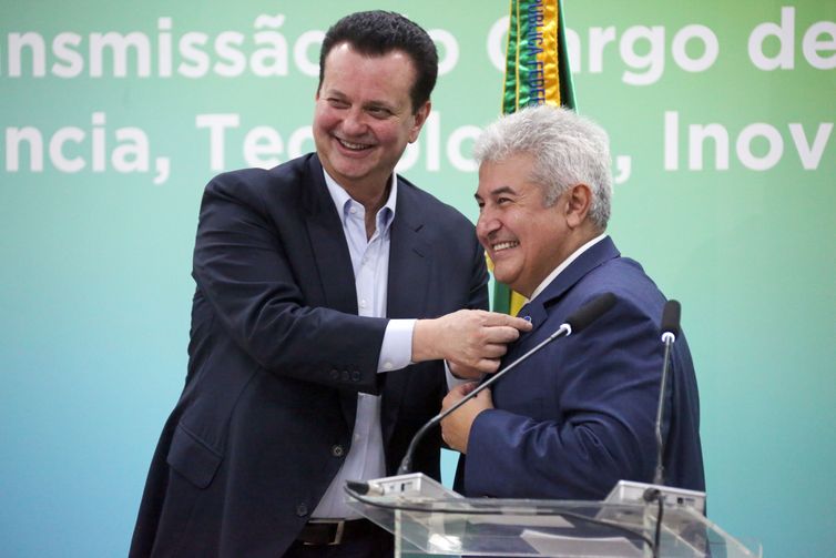 O ex-ministro Gilberto Kassab transmite o cargo ao novo ministro da Ciência e Tecnologia, Marcos Pontes.