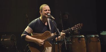Moyseis Marques canta Is this love, de Bob Marley