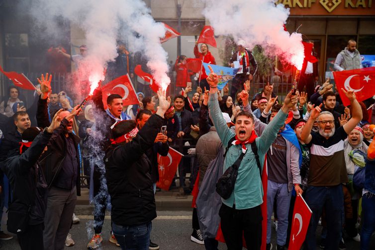 Supporters of Turkish President Tayyip Erdogan react on the day of the second round of the presidential election in Istanbul, Turkey May 28, 2023. REUTERS/Kemal Aslan