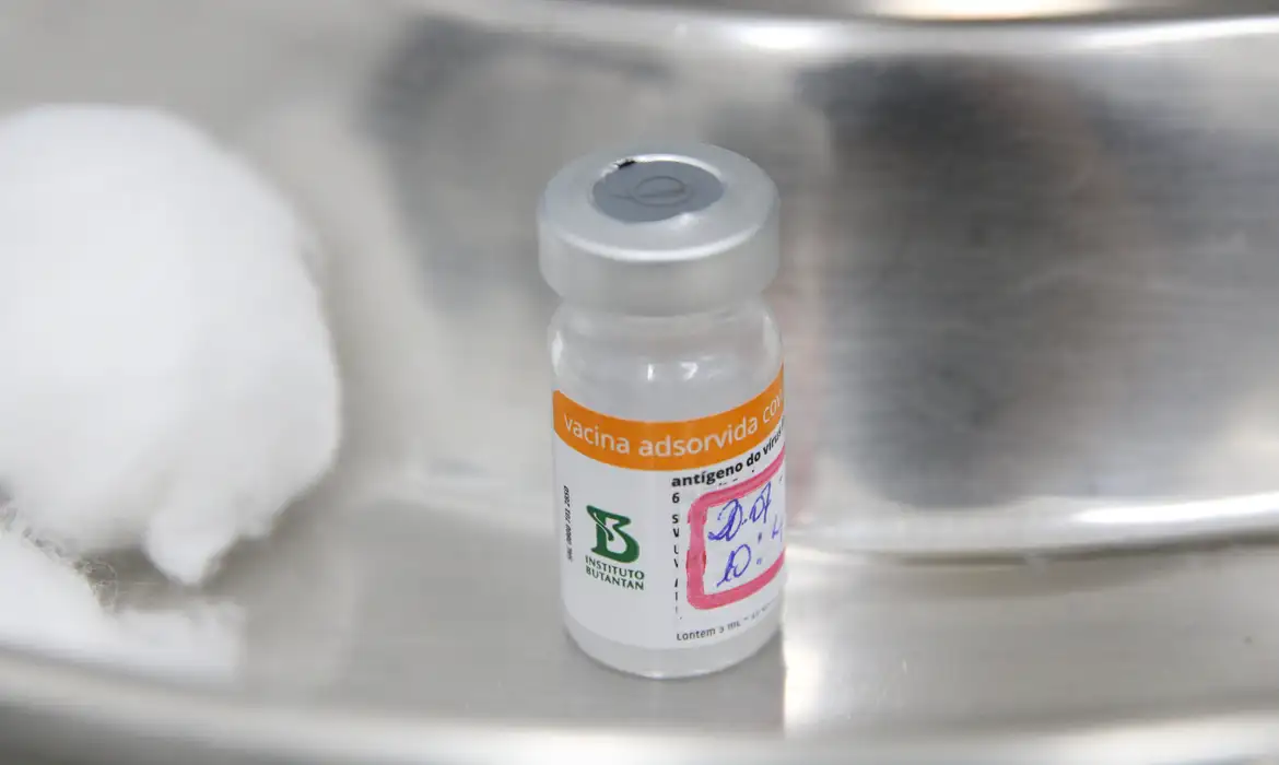Dose pediátrica na vacina do Instituto Butantan contra Covid-19 na Unidade Básica de Saúde - UBS Brás.