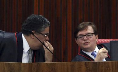Brasília - Os ministros Herman Benjamin durante audiência no Tribunal Superior Eleitoral para julgar a ação que pede a cassação da chapa Dilma-Temer nas eleições de 2014 (Antonio Cruz/Agência Brasil)