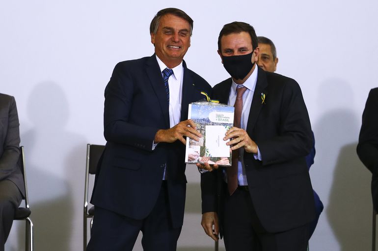 O presidente Jair Bolsonaro e o prefeito do Rio de Janeiro, Eduardo Paes, durante o lançamento da Agenda Prefeito + Brasil, no Palácio do Planalto.