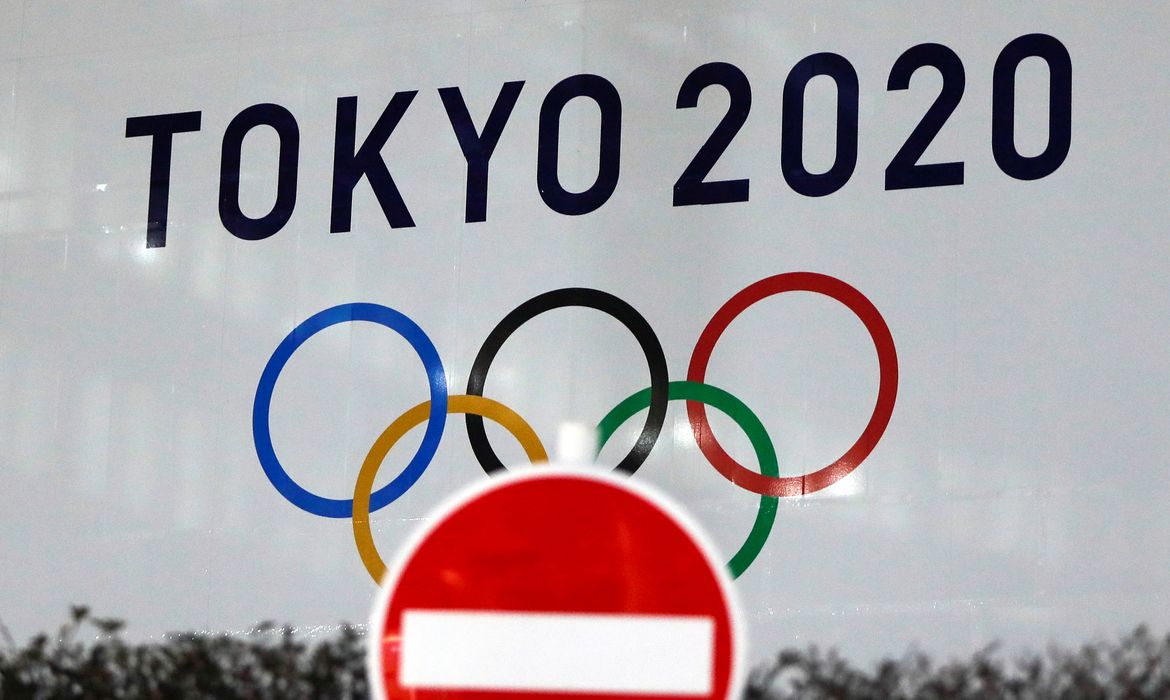Logo da Olimpíada Tóquio-2020 em Tóquio - anéis - sinal fechado