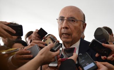 Brasília - O ministro da Fazenda, Henrique Meirelles, fala à imprensa depois de reunião para discutir os Jogos Olímpicos 2016 (Antônio Cruz/Agência Brasil)