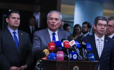 Brasília - 07/10/2025 - Presidente do Congresso, Davi alcolumbre, e senadores, Renan Calheiros (relator do IR no Senado) e Randolfe Rodrigues durante coletiva.  Foto: Lula Marques/Agência Brasil.