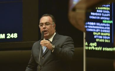 Brasília - O vice-presidente da Câmara, deputado André Vargas, fala no Plenário da Câmara sobre o uso de um avião emprestado (José Cruz/Agência Brasil)