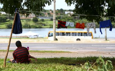 Pessoas em situação de vulnerabilidade na área central de Brasília durante o jogo Brasil x Croácia pela copa do mundo.