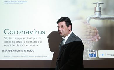 O ministro da Saúde, Luiz Henrique Mandetta, confirma a primeira morte por Covid-19 em São Paulo, durante entrevista à imprensa