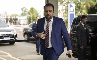 Brasília (DF), 25/10/2023 - O governador do Rio de Janeiro, Cláudio Castro chegando no ministério da Defesa, para se reunir com ministro, José Mucio. Governador veio tratar da crise na segurança do Rio de Janeiro
Foto: Joédson Alves/Agência Brasil