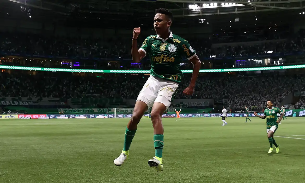 Cesar Greco/Palmeiras/Direitos Reservados O jogador Estêvão, da SE Palmeiras, comemora seu gol contra a equipe do Grêmio FBPA, durante partida válida pela trigésima terceira rodada, do Campeonato Brasileiro, Série A, na arena Allianz Parque.